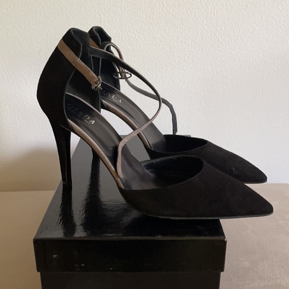 Black suede heels - Picture 2 of 8